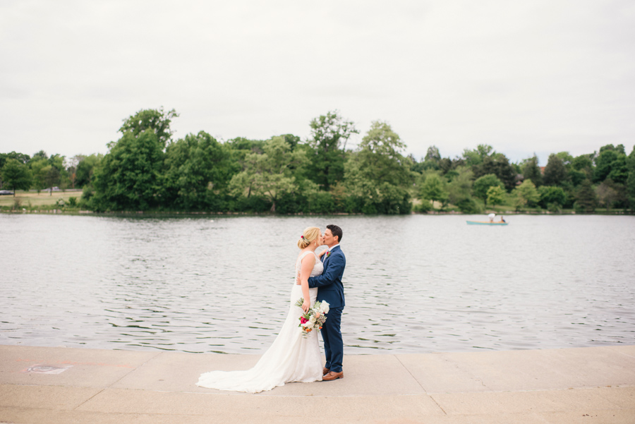 bride and groom kissing on the edge of hoyt lake