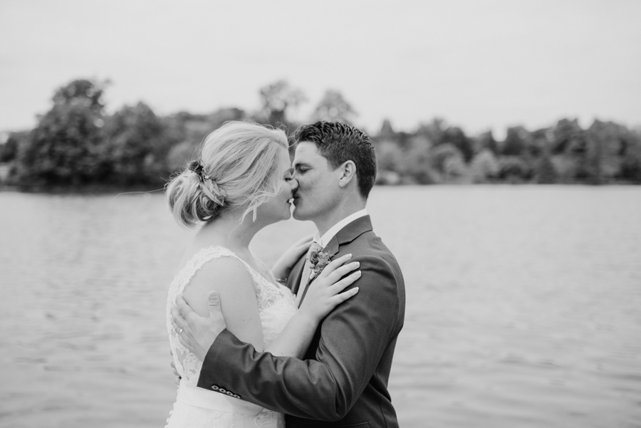 black and white of bride and groom kissing at hoyt lake