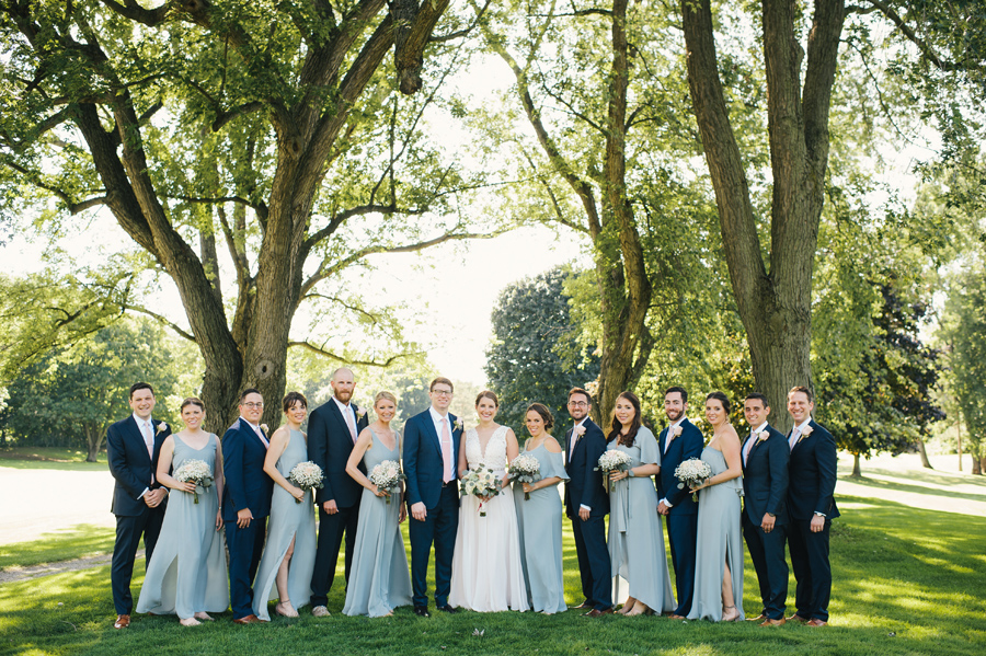 full length of wedding party alternating between groomsmen and bridesmaids with bride and groom in the center